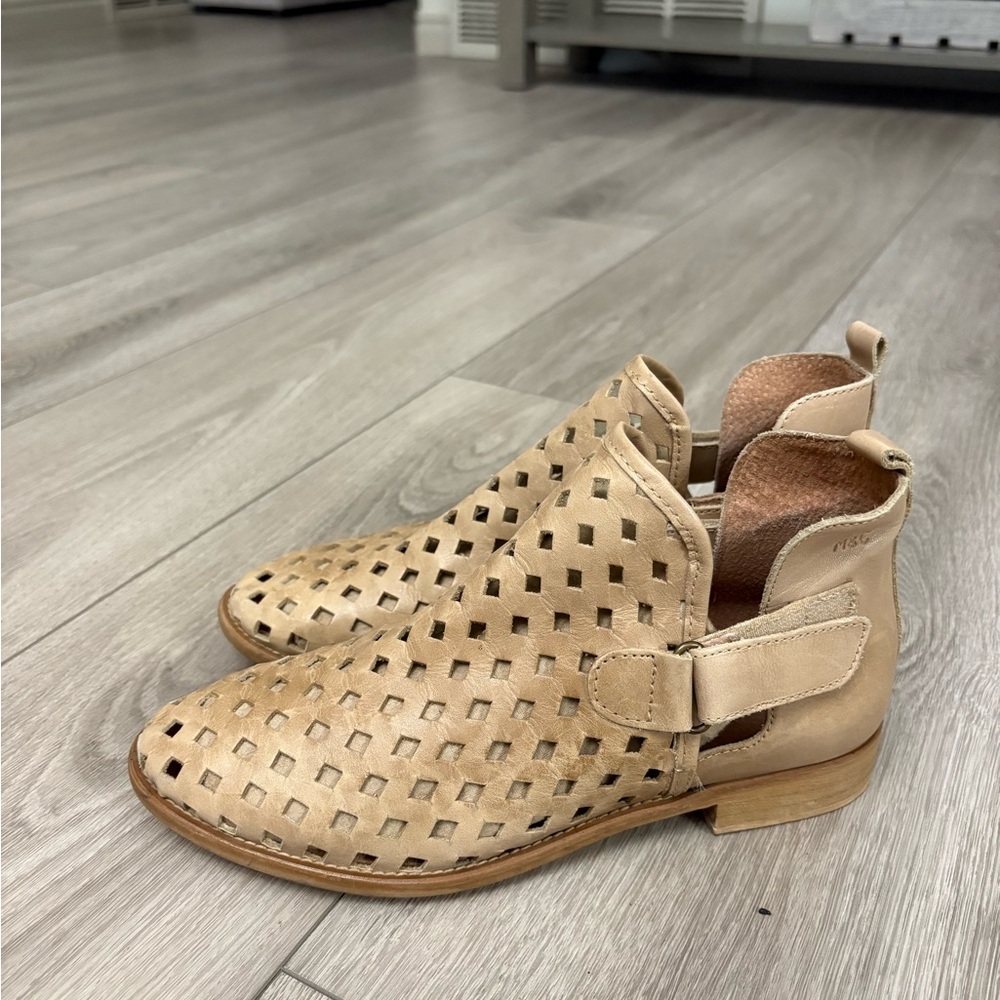 Musse & Cloud Caila Taupe Leather Ankle Booties 38